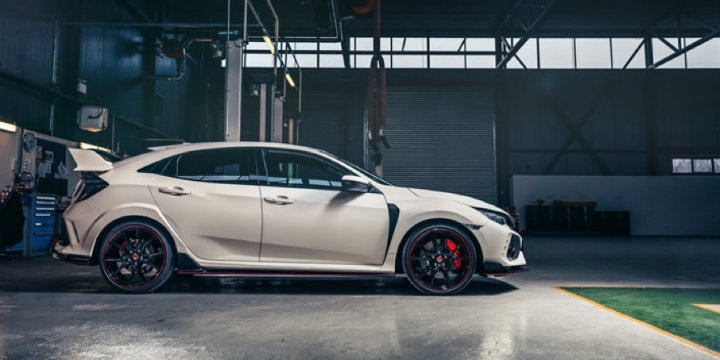 The 2017  New Civic Type R wins Best Hot Hatch at Auto Express Awards